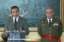 El ministro de Defensa,  José Antonio Alonso, ha recibido hoy al teniente general Pedro Pitarch, que tomará posesión como comandante en jefe  del Eurocuerpo el próximo viernes 21 de septiembre en Estrasburgo