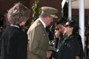 SS.MM. Los Reyes saludan a los familiares de los fallecidos