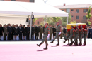 Despedida de los féretros en el Patio de Armas de la Brigada Paracaidista