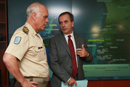 El ministro Alonso con el teniente general jefe del mando de Canarias, José Luis Vega, durante la visita al Centro de Coordinación de Canarias