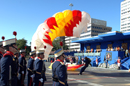 La patrulla acrobática de paracaidismo del Ejército del Aire con la Bandera Nacional para ser izada en la plaza de Colón de Madrid
