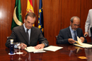 Los ministros de Defensa de España y Mauritania, José Antonio Alonso y Mohamed Mahmoud, durante la firma de un convenio en el Ministerio de Defensa