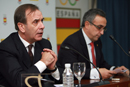 José Antonio Alonso, ministro de Defensa y Alejandro Blanco, presidente del Comité Olímpico Español en la firma del comvenio.