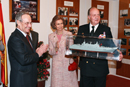 Entrega de una maqueta del buque 'LHD Juan Carlos I' a S.M. el Rey