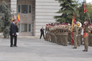 La ministra de Defensa Carme Chacón y José Antonio Alonso saludan a la Bandera