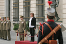 La ministra de Defensa, Carme Chacón, recibe honores en el patio de armas del Cuartel General del Ejército