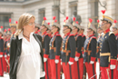 La ministra de Defensa, Carme Chacón, pasa revista a las tropas