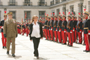 La ministra de Defensa, Carme Chacón, pasa revista a las tropas acompañada por el jefe de Estado Mayor del Ejército