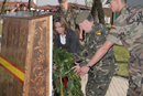 La ministra de Defensa, Carme Chacón, deposita una corona durante el acto de homenaje a los caidos