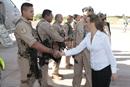 La ministra de Defensa Carme Chacón saluda a los miembros del destacamento 'Sirius' en Yamena (Chad)