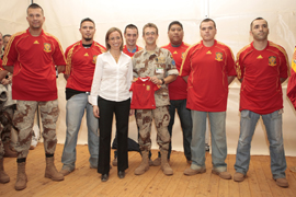 La ministra de Defensa con los miembros del destacamento 'Sirius' vistiendo la camiseta de la selección española