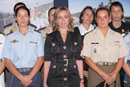 Foto de familia en la exposición del 20 aniversario de la incorporación de la mujer en las Fuerzas Armadas