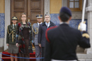 La ministra de Defensa Carme Chacón recibe honores a su llegada a Lisboa