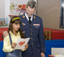 El general del Aire Julio Rodríguez recibe de los alumnos del colegio Gabriela Mistral las felicitaciones para los soldados españoles en el exterior