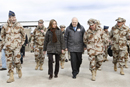 La ministra de Defensa y el ministro de Exteriores acompañados por el coronel jefe de la Base de Herat