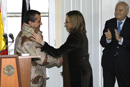 La ministra de Defensa y el ministro de Exteriores se despiden del coronel jefe de la Base de Herat