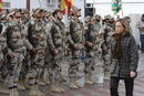 La ministra de Defensa pasa revista a las tropas en la Base de Herat, Afganistán