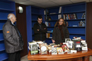 La ministra de Defensa entrega los libros donados a las Fuerzas Armadas para su distribución por los destacamentos en el exterior