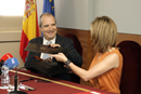 Carme Chac&oacute;n, ministra de Defensa con el presidente de la coorporaci&oacute;n RTVE, Luis Fern&aacute;ndez, en la firma del protocolo