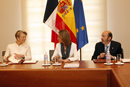 Carme Chac&oacute;n en la firma del acuerdo, junto a los ministros del Interior de ambos pa&iacute;ses, Alfredo P&eacute;rez Rubalcaba y Michelle Alliot Marie