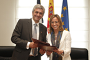 Los ministros de Defensa de Espa&ntilde;a y Francia, Carme Chac&oacute;n y Herv&eacute; Morin, en la firma del convenio