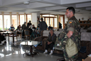Los militares espa&ntilde;oles desplegados en Bosnia-Herzegovina reparten ayuda humanitaria en la residencia de ancianos Padre Crist&oacute;bal