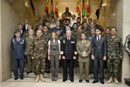 La ministra de Defensa, Carme Chac&oacute;n con los oficiales afganos  del curso en el CESEDEN
