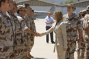 Carme Chac&oacute;n, ministra de Defensa recibe al contingente Sirius de la operaci&oacute;n EUFOR Chad/RCA en la Base A&eacute;rea de Getafe