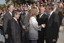 La ministra de Defensa Carme Chac&oacute;n saluda al golfista c&aacute;ntabro Severiano Ballestros