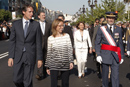 La ministra de Defensa Carme Chac&oacute;n abandona el Paseo de Pereda al finalizar el acto acompa&ntilde;ada del alcade de Santander I&ntilde;igo de la Serna y el jefe del Estado Mayor de la Defensa Jos&eacute; Julio Rodr&iacute;guez