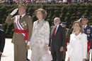 Sus Majestades los Reyes y la ministra de Defensa Carme Chac&oacute;n durante el acto de homenaje a la Bandera
