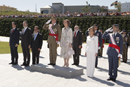 Sus Majestades los Reyes y la ministra de Defensa Carme Chac&oacute;n durante el acto de homenaje a la Bandera