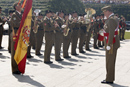Su Majestad el Rey saluda a la Bandera