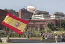 Un paracaidista de la Patrulla Acrob&aacute;tica del Ej&eacute;rcito del Aire (PAPEA) porta la Bandera Nacional