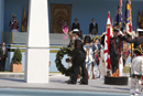Dos portadores portan la corona de laurel durante la interpretaci&oacute;n de 'La muerte no es el final' en el acto de Homenaje a los Caidos