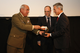 El General de Ej&eacute;rcito Alejandre entrega el premio dioramas a I&ntilde;igo Rodriguez y Julio Cesar Cabos