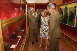La ministra Chac&oacute;n durante el recorrido por la exposic&iacute;on de la obras premiadas