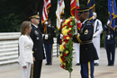 Carme Chac&oacute;n, ministra de Defensa con el general Richard Rowe, comandante militar del Distrito de Washington, en una ofrenda floral ante la Tumba del Soldado Desconocido en el  Cementerio Nacional de Arlington