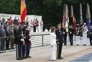 Carme Chac&oacute;n, ministra de Defensa con el general Richard Rowe, comandante militar del Distrito de Washington, en una ofrenda floral ante la Tumba del Soldado Desconocido en el  Cementerio Nacional de Arlington