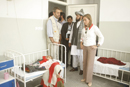 Carme Chac&oacute;n, ministra de Defensa, visita el hospital de Qala I Naw (Afganist&aacute;n)
