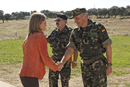 El jefe del Estado Mayor del Ej&eacute;rcito,Fulgencio Coll despide a la ministra de Defensa,Carme Chac&oacute;n