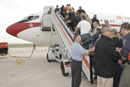 Los agentes suben al avi&oacute;n Boeing 707 del 47 Grupo de la Fuerza A&eacute;rea Espa&ntilde;ola en el Aeropuerto de Alicante