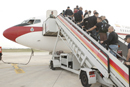 Los agentes suben al avi&oacute;n Boeing 707 del 47 Grupo de la Fuerza A&eacute;rea Espa&ntilde;ola en el Aeropuerto de Alicante