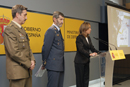 La ministra de Defensa Carme Chac&oacute;n acomnpa&ntilde;ada del Jefe del Estado Mayor de la Defensa Jos&eacute; Julio Rodr&iacute;guez y el comandante del Mando de Operaciones Jaime Dom&iacute;nguez durante la rueda de prensa