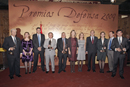 Foto de familia de la ministra de Defensa Carme Chacón y la ministra de Ciencia e Innovación Cristina Garmendia con los premiados
