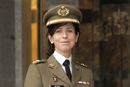 La teniente coronel Patricia ortega posa ante el Ministerio de Defensa