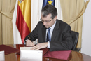 El secretario general de Política de Defensa, Luis Manuel Cuesta, y el director de la AECID, Juan Pablo de Laiglesia durante la firma del acuerdo