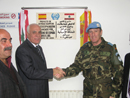 El jefe de la brigada multinacional del sector este de UNIFIL, general Alberto Asarta Cuevas, hace entrega de un equipo de diagnóstico para al Hospital público de la localidad de Meiss ej Jebel (Líbano)