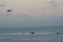 Actuación de un helicóptero en la persecución de un esquife
