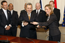 Los ministros de Defensa tras la firma del memorando